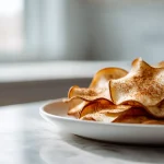 Leckere Airfryer Apfel-Zimt-Chips, perfekt für einen gesunden Snack.