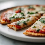 Leckere Airfryer Blumenkohl Pizza frisch zubereitet.