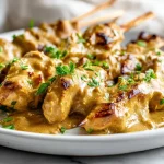 Leckeres Airfryer Hähnchen-Satay mit einer cremigen Erdnusssoße.