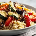 Leckere Airfryer Power-Bowl mit Quinoa und Ofengemüse zubereitet.