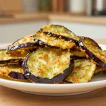 Knusprige Auberginen-Chips frisch zubereitet im Airfryer für einen gesunden Snack.