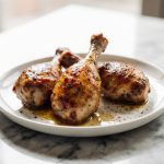 Leckeres Backhähnchen aus der Heißluftfritteuse, knusprig und saftig.