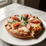 Leckere Brezel Pizza aus der Heißluftfritteuse, perfekt für einen snack zwischendurch.