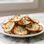 Leckere Brotchips in der Heißluftfritteuse zubereitet.