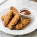 Saftige Chicken Fingers in der Heißluftfritteuse für einen knusprigen Genuss.