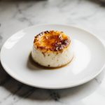 Eine köstliche Crème brûlée aus der Heißluftfritteuse, perfekt gebräunt und cremig.