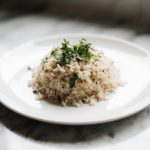 Crispy Reis in der Heißluftfritteuse zubereitet, knusprig und lecker.