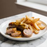 Leckere Currywurst und Pommes aus der Heißluftfritteuse.