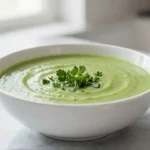 Leckere Erbsensuppe zubereitet im Airfryer.