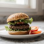Fertige Hamburger in der Heißluftfritteuse - köstlich und knusprig zubereitet.