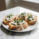 Leckeres Fetabrot in der Heißluftfritteuse gebacken.