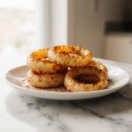 Frittierte Zwiebel in der Heißluftfritteuse lecker zubereitet.
