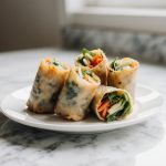 Leckere Frühlingsrollen, die in der Heißluftfritteuse zubereitet werden.