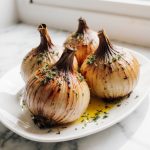 Ganze Zwiebel in der Heißluftfritteuse zubereitet für ein köstliches Gericht.