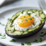 Gebackene Avocado mit Ei im Airfryer - Ein köstliches und gesundes Gericht.