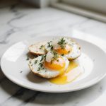 Gebackene Eier aus der Heißluftfritteuse, perfekt zubereitet für ein schnelles Frühstück.