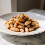 Gebackene weiße Bohnen aus der Heißluftfritteuse sind ein gesunder Snack.