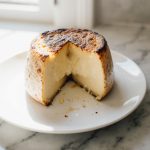 Gebackener Camembert aus der Heißluftfritteuse, perfekt goldbraun und knusprig.