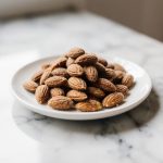 Leckere gebrannte Mandeln aus der Heißluftfritteuse, perfekt für Snacks.