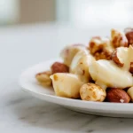 Gebrannte weiße Schokolade mit Nüssen, gebacken im Airfryer.