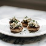 Gefüllte Champignons aus der Heißluftfritteuse sind ein köstlicher Snack.