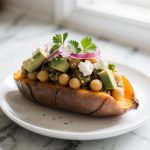 Leckere gefüllte Süßkartoffeln im Airfryer zubereitet.