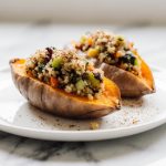 Leckere gefüllte Süßkartoffeln im Airfryer zubereitet.