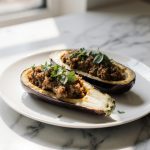Leckere gefüllte Aubergine im Airfryer, ein schnelles und gesundes Gericht.