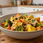 Leckeres Gemüse-Curry mit cremiger Erdnusssoße, zubereitet im Airfryer für eine gesunde Mahlzeit.