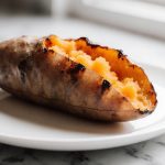 Gepofte Süßkartoffel aus der Heißluftfritteuse, perfekt für ein gesundes Gericht.