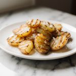 Leckere Gitterkartoffeln in der Heißluftfritteuse zubereitet.