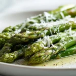 Leckerer grüner Spargel, zubereitet im Airfryer.