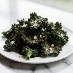 Leckere Grünkohlchips in der Heißluftfritteuse zubereitet.