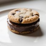 Kalter Hund im Airfryer - Ein köstlicher und einfacher Kuchen aus Keksen und Schokolade.