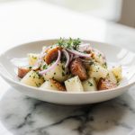 Leckerer Kartoffelsalat mit Würstchen aus dem Airfryer.