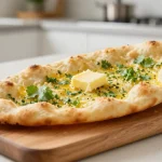 Frisches Knoblauch-Naan aus der Heißluftfritteuse mit goldbrauner Kruste.