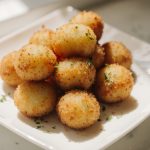 Kroketten aus Kartoffelbrei für den Airfryer zubereiten.