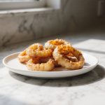 Krosse Zwiebelringe, zubereitet in der Heißluftfritteuse.