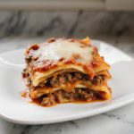 Leckere Lasagne aus der Heißluftfritteuse frisch zubereitet.