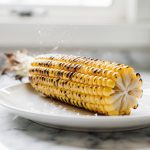 Leckere Maiskolben aus der Heißluftfritteuse, perfekt zubereitet.