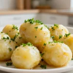 Knusprige Mehlknödel im Airfryer, perfekt für jedes Gericht und einfach zuzubereiten.