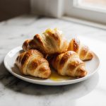 Mini-Croissants aus der Heißluftfritteuse frisch gebacken.