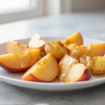 Nektarinen aus der Heißluftfritteuse sehen köstlich aus.