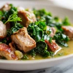 Norddeutscher Grünkohl-Eintopf mit Kassler im Airfryer serviert.