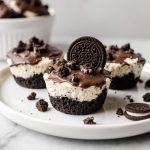 Oreo Käsekuchen Muffins frisch zubereitet in der Heißluftfritteuse.