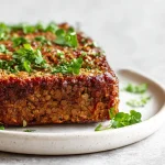Orientalischer Linsenbraten im Airfryer mit köstlichen Gewürzen und frischem Gemüse.