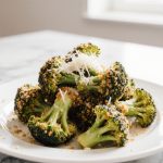 Panierter Brokkoli in der Heißluftfritteuse ist ein gesunder Snack.