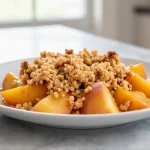 Leckerer Pfirsich-Crumble im Airfryer, ideal für heiße Sommertage.