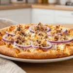 Leckere Pizza mit Thunfisch und Zwiebeln, zubereitet in der Heißluftfritteuse.