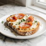 Leckerer Pizza-Toast aus der Heißluftfritteuse.